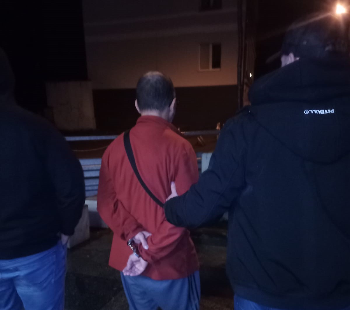 Kieszonkowiec zarejestrowany przez monitoring Biura Bezpieczeństwa PKP Intercity w rękach funkcjonariuszy GOI SOK