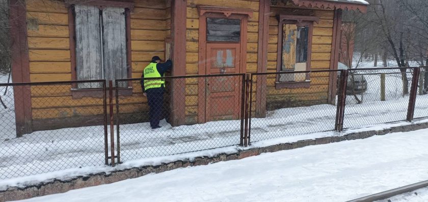 Funkcjonariusze Straży Ochrony Kolei pomagają osobom bezdomnym na obszarze kolejowym