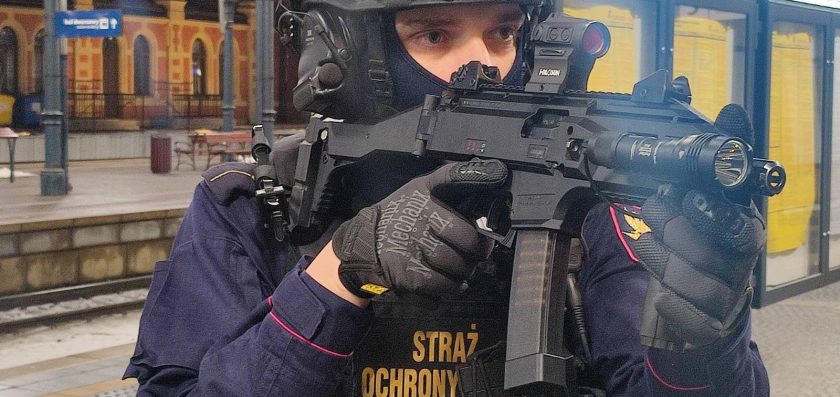 Nowe latarki, kolimatory i kabury dla funkcjonariuszy Straży Ochrony Kolei