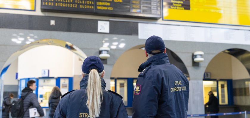 Funkcjonariusze Straży Ochrony Kolei zadbają o bezpieczeństwo podczas ferii zimowych