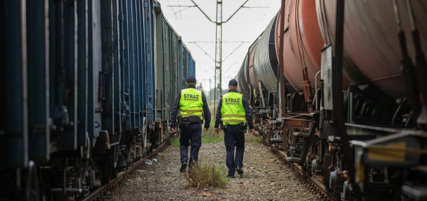 Mężczyzna wysypał 5 ton miału węglowego na tory – został ujęty przez SOK