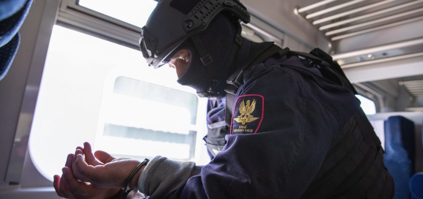 Terroryzował bronią podróżnych w pociągu – interweniowała Straż Ochrony Kolei