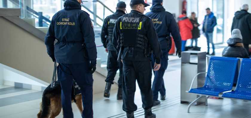 Młodzi przestępcy zaatakowali nożem pracowników ochrony dworca