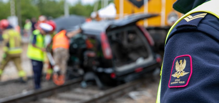 Straż Ochrony Kolei uczestniczyła w symulacji zderzenia lokomotywy z SUV-em