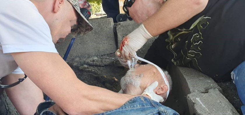 Funkcjonariusze Grupy Operacyjno-Interwencyjnej Straży Ochrony Kolei w Szczecinie uratowali życie mężczyzny, który uderzył głową w krawężnik
