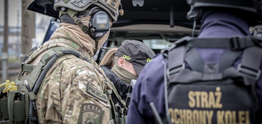 Akt oskarżenia w sprawie zorganizowanej grupy przestępczej napadającej na podróżnych w pociągach dalekobieżnych