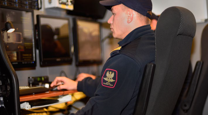 Kamera MCM wypatrzyła jak na peronie zażywał narkotyki