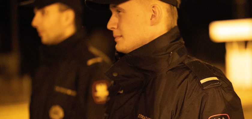Pijanej kobiecie leżącej na ulicy pomocy udzielili funkcjonariusze SOK