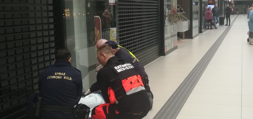 Funkcjonariusze Straży Ochrony Kolei pomogli chorującemu na epilepsję