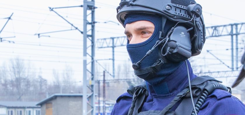 Chciał rzucić się pod pociąg, uratowali go funkcjonariusze SOK