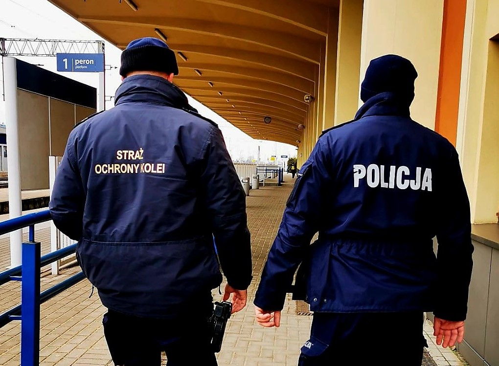 Funkcjonariusz SOK i policjant uratowali życie młodego mężczyzny, który stracił przytomność na peronie