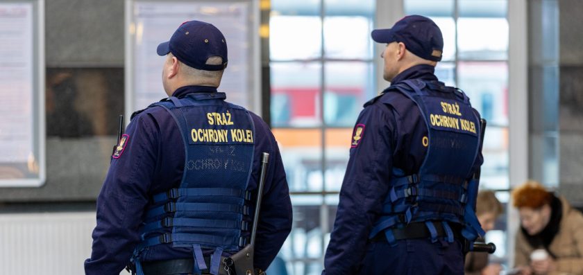 Spacerował po dworcu w piżamie. Okazało się, że szuka go Policja i rodzice