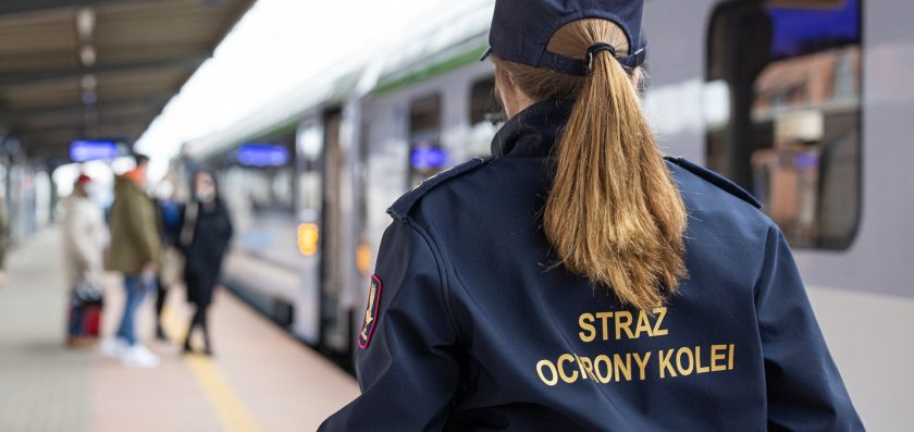 Agresywny pasażer pociągu kopnął funkcjonariuszkę SOK