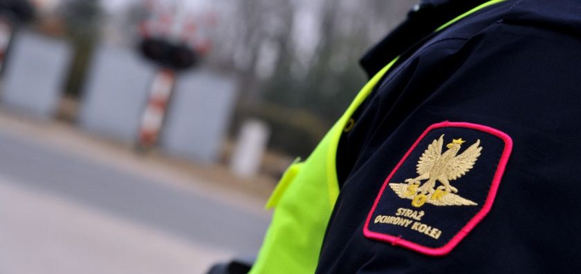 Motocyklista bez uprawnień przejechał skrzyżowanie na czerwonym świetle
