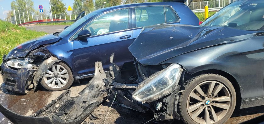 Funkcjonariusz SOK pomógł poszkodowanym w wypadku drogowym