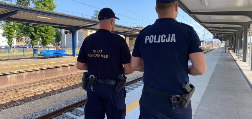Mężczyzna siedział na torach i czekał na pociąg