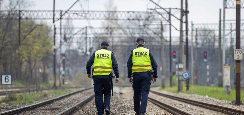 Niebezpieczna zabawa nieletnich przerwana przez funkcjonariuszy Straży Ochrony Kolei
