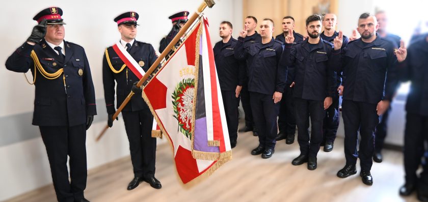 „…przestrzegać zasad Konstytucji Rzeczypospolitej Polskiej…” – nowi funkcjonariusze ślubowali na sztandar Straży Ochrony Kolei