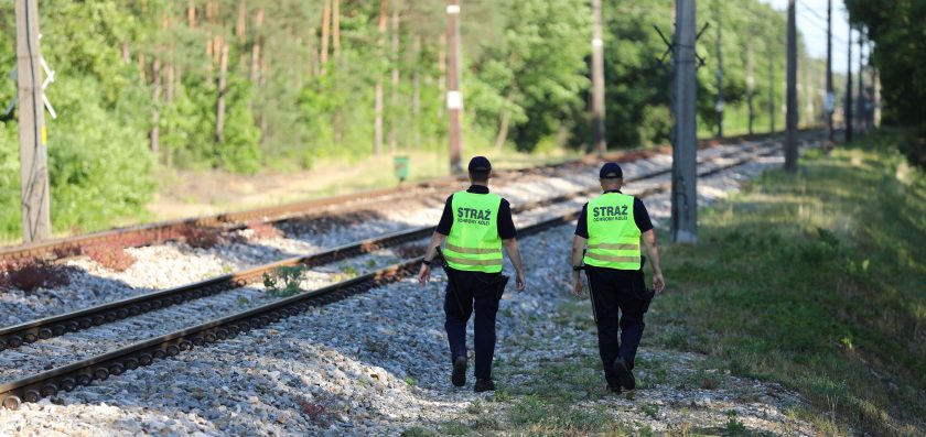 Niebezpieczne, wakacyjne zabawy. Nastolatkowie wspinali się na słup trakcji kolejowej