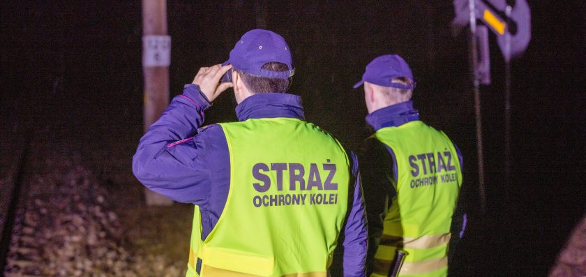 Kobieta chciała skrócić drogę do domu. Zabłądziła i utknęła na torach