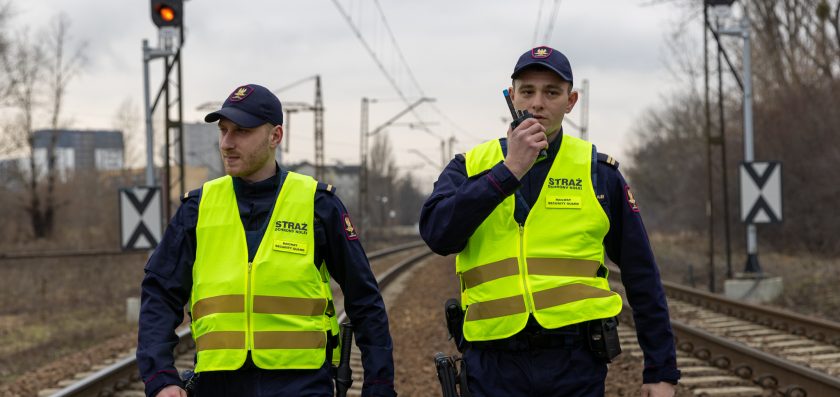 Poszukiwany do odbycia kary pozbawienia wolności spacerował po torach