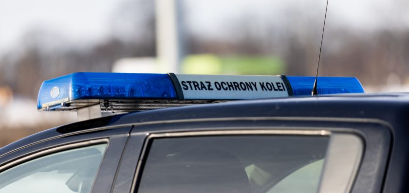 Funkcjonariusze SOK uratowali poszkodowaną w wypadku drogowym