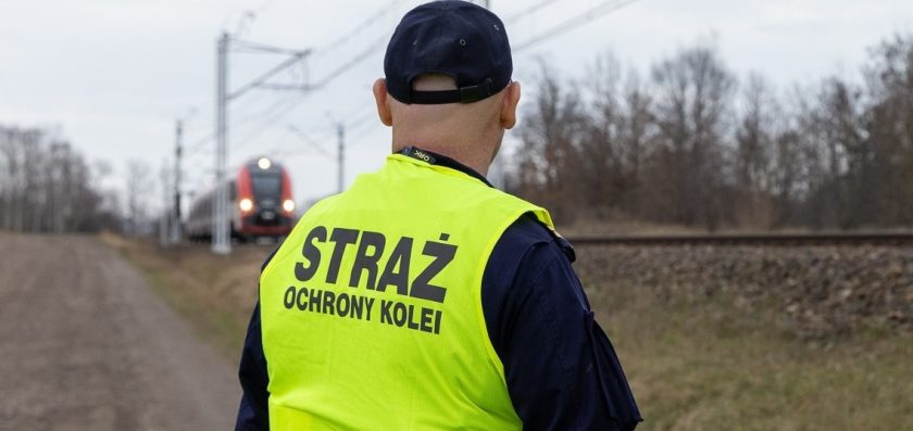 Siedemnastolatkowie układali kamienie na torach