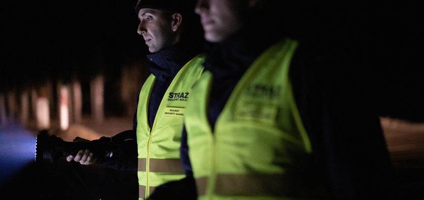 Nocą malowali graffiti na wiadukcie kolejowym 