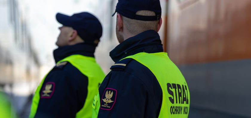 Przebiegł przez tory tuż przed nadjeżdżającym pociągiem