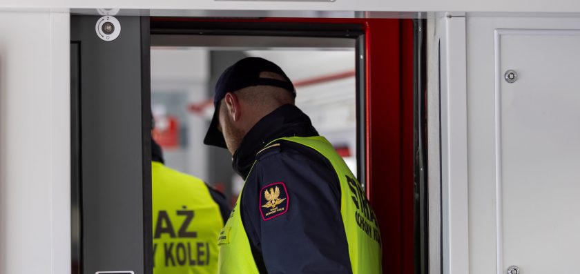 Poszukiwany 40-latek wpadł awanturując się w pociągu