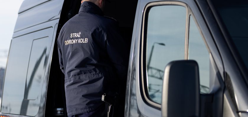 Funkcjonariusze SOK zatrzymali ciężarówkę nielegalnie wywożącą gruz na teren kolejowy