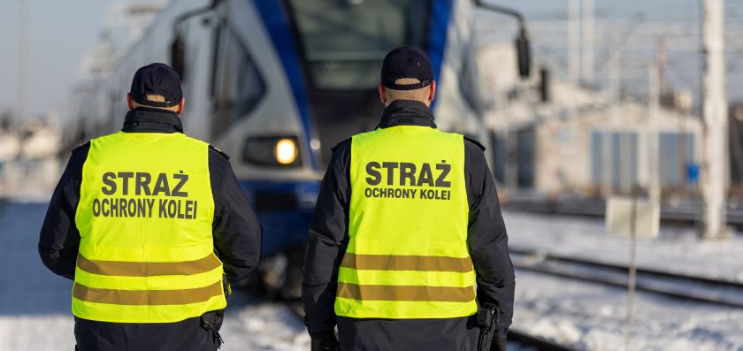 28-latek podróżował na sprzęgu