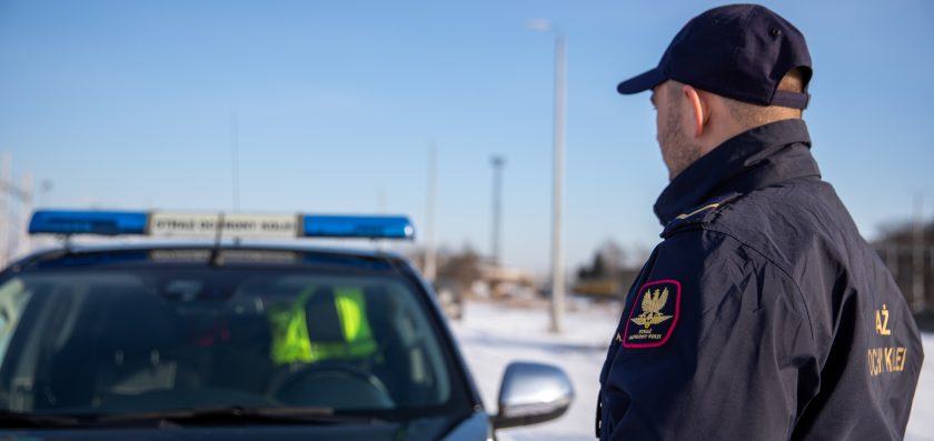 Kobieta leżała na środku jezdni, pomogli jej funkcjonariusze SOK