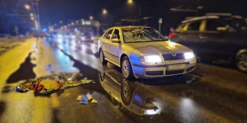 Funkcjonariusz SOK poza służbą pomógł poszkodowanemu w wypadku drogowym