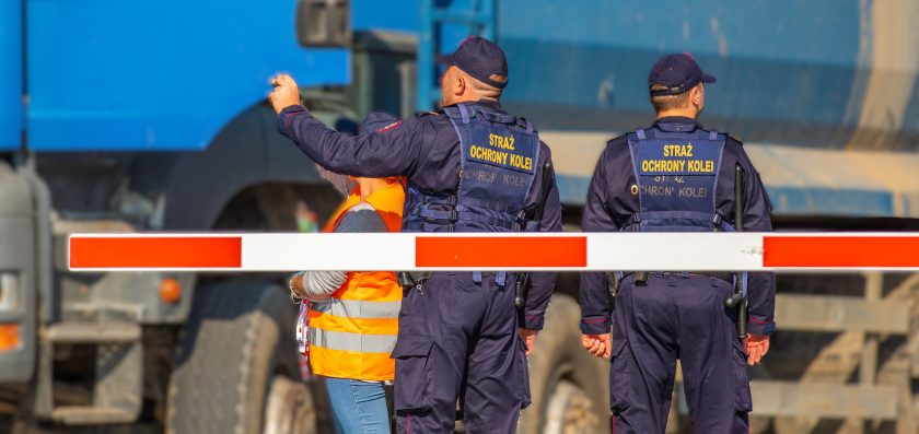Kierowca IVECO uszkodził napęd rogatki
