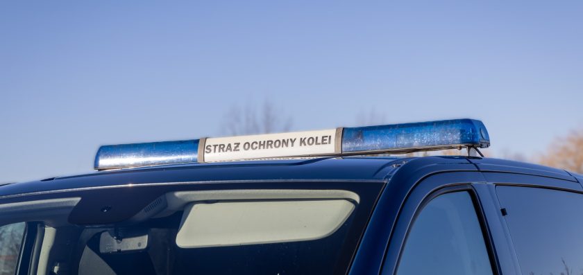 Funkcjonariusze SOK pomogli mężczyźnie leżącemu na chodniku