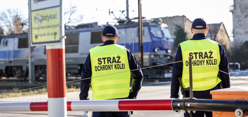 Wjechał na przejazd kolejowy mimo opuszczających się rogatek