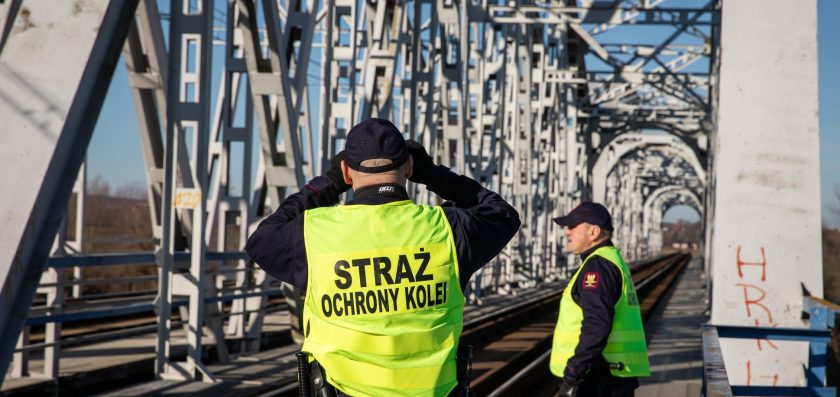 Sprawcy dewastacji mostu kolejowego ujęci przez funkcjonariuszy SOK