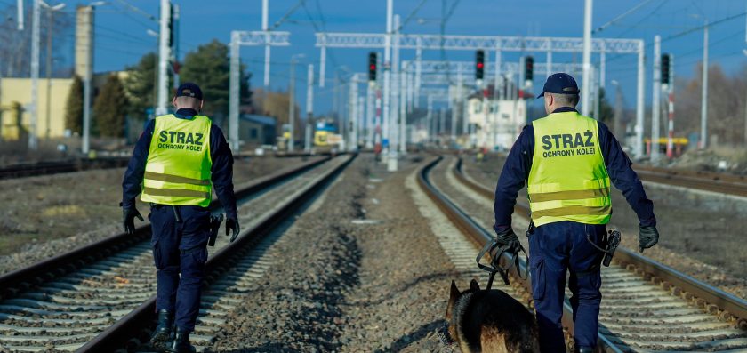 Stał na torach. Maszynista wyhamował pociąg w ostatniej chwili, funkcjonariusze SOK ruszyli z pomocą