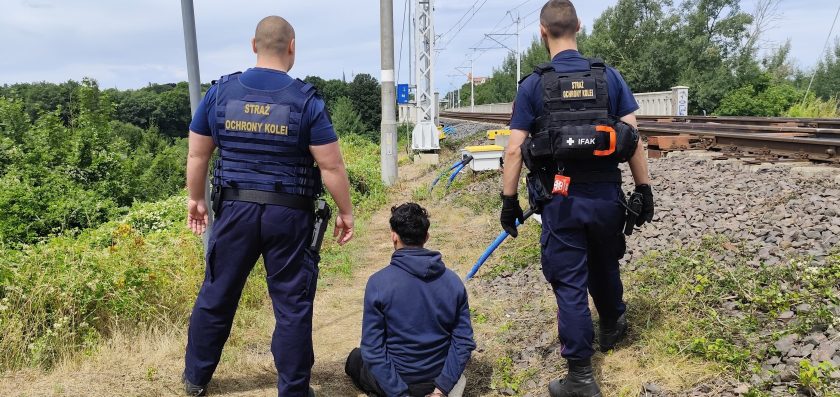 Afgańscy migranci schwytani przez funkcjonariuszy Straży Ochrony Kolei
