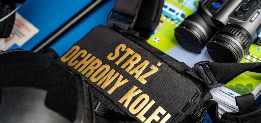 Funkcjonariusze Straży Ochrony Kolei na inscenizacji bitwy z okresu II Wojny Światowej