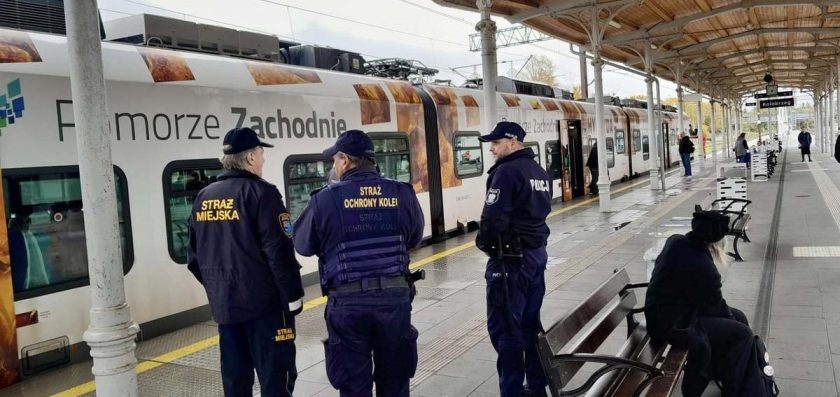 Wspólne działania służb na dworcu kolejowym w Kołobrzegu