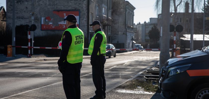 Zignorował czerwone światło i wyłamał drąg rogatkowy