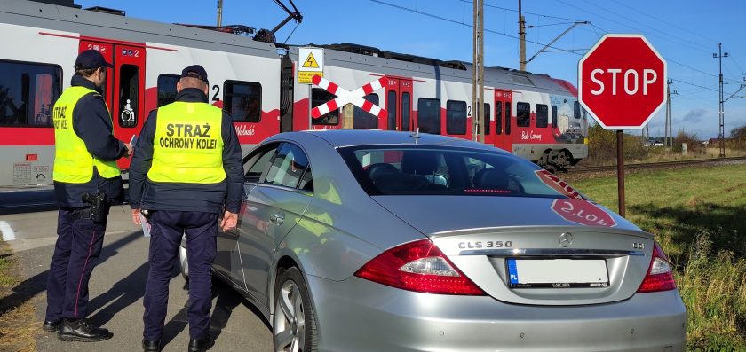 Nie zapalaj zniczy przed przejazdami – zatrzymaj się przed zapalonymi czerwonymi światłami