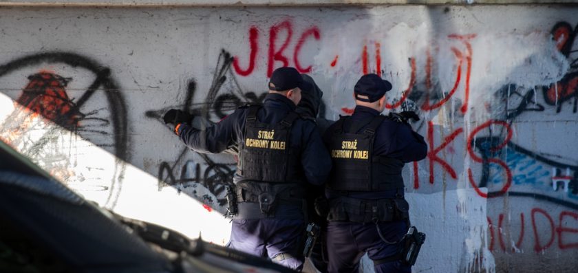 Malował graffiti w tunelu kolejowym. Został zatrzymany przez SOK i Policję