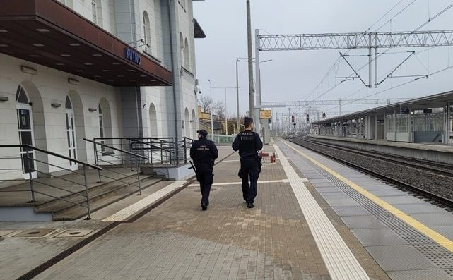 Agresywny podróżny w policyjnym areszcie