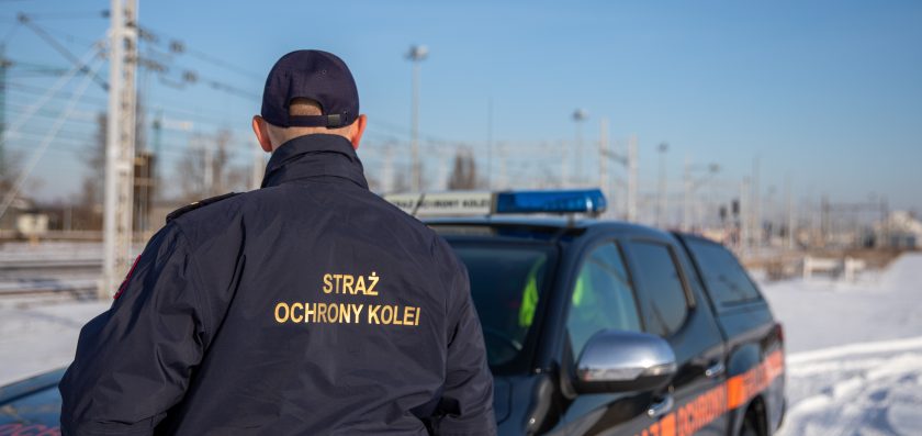 Leżał na drodze – szybka reakcja i pomoc funkcjonariuszy SOK i Policji