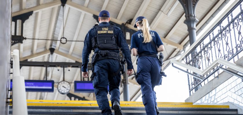 Funkcjonariusze i żołnierz uratowali życie młodego mężczyzny dzięki zastosowaniu stazy taktycznej