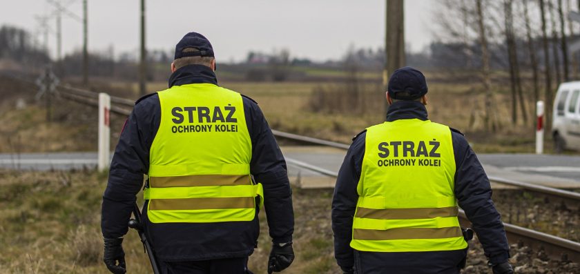 14-latek układał kamienie na torach