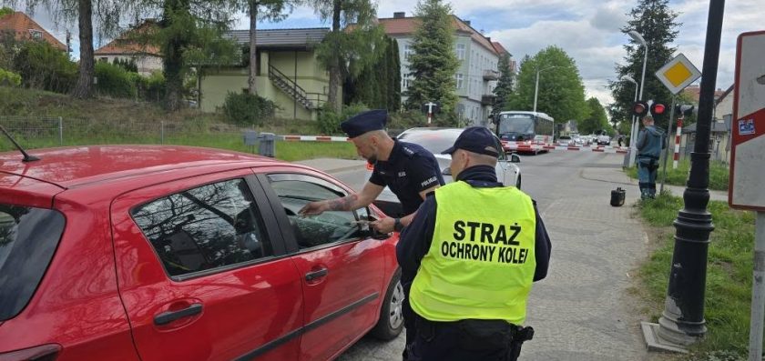 Sokiści i policjanci przypominali kierowcom o bezpieczeństwie